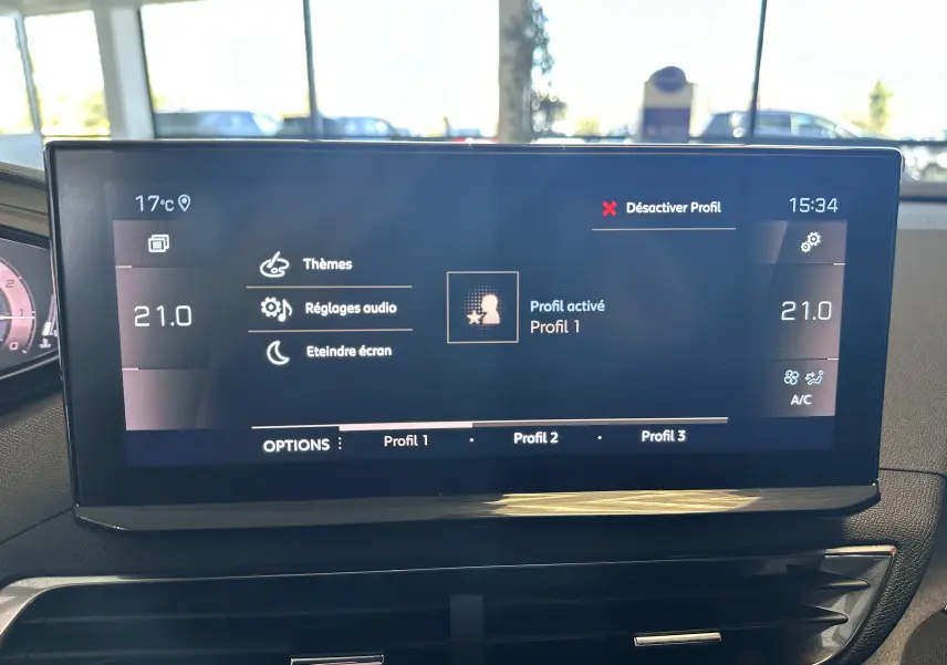 Écran tactile central du tableau de bord du Peugeot 3008 blanc nacré, affichant les réglages de profil et climatisation.