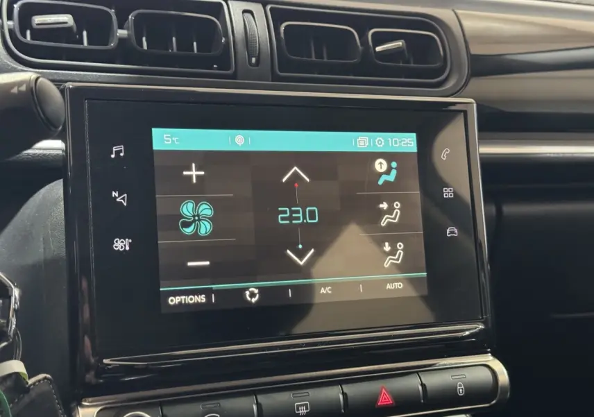 Écran tactile central de la Citroën C3 bleu, affichant la climatisation à 23°C, avec commandes autour en vue intérieure.