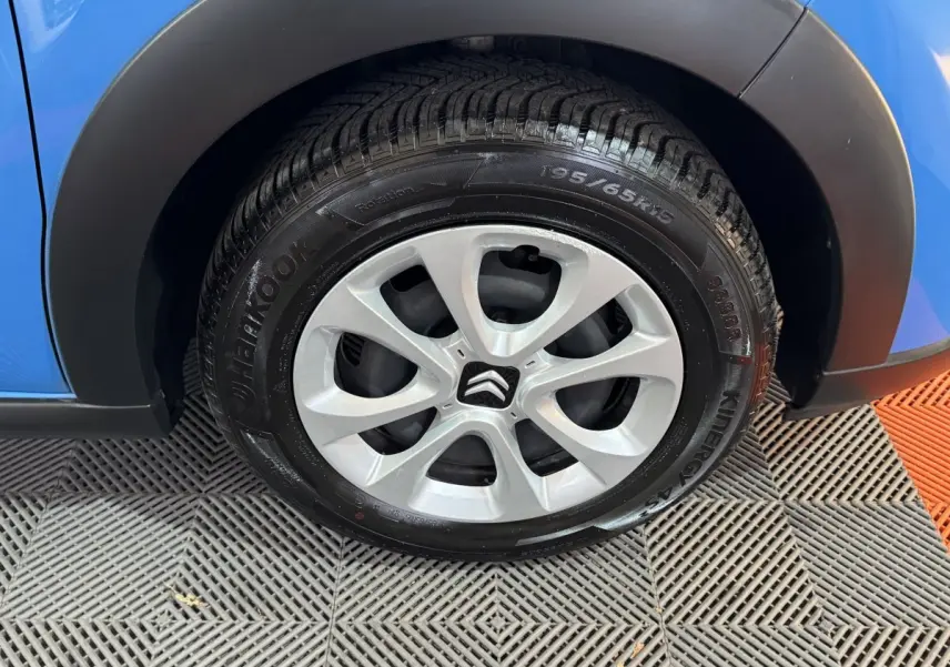 Gros plan sur la roue avant droite d'une Citroën C3 bleu 2018 avec jante alliage et pneu Hankook.