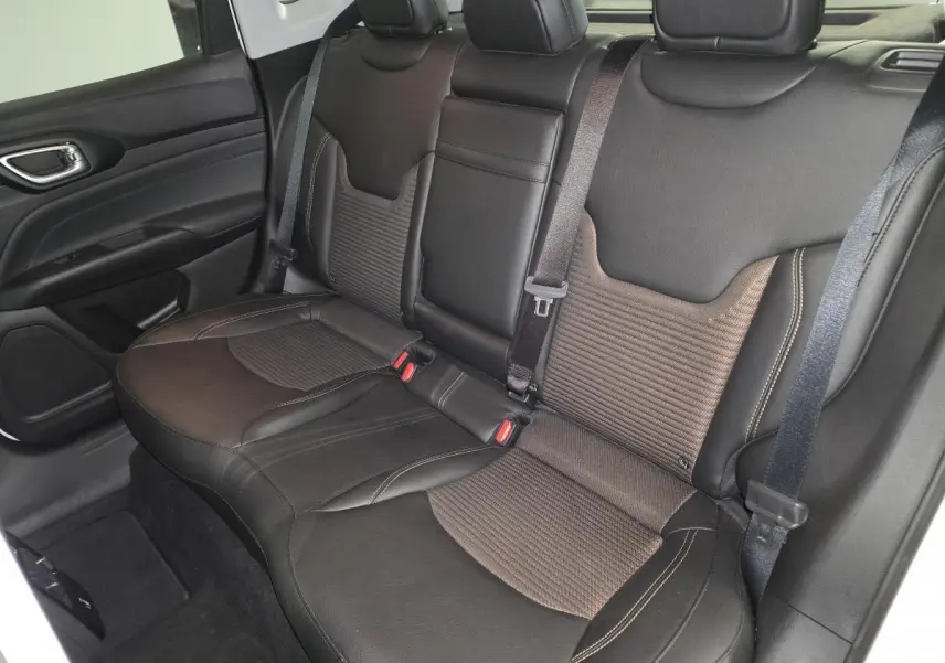 Vue latérale droite de la banquette arrière en sellerie mixte noir et bronze du Jeep Compass 2024 hybride rechargeable.