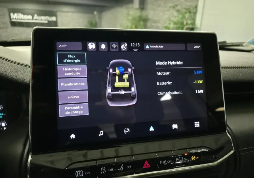 Écran tactile intérieur du Jeep Compass 2024 montrant le mode hybride et le flux d'énergie.