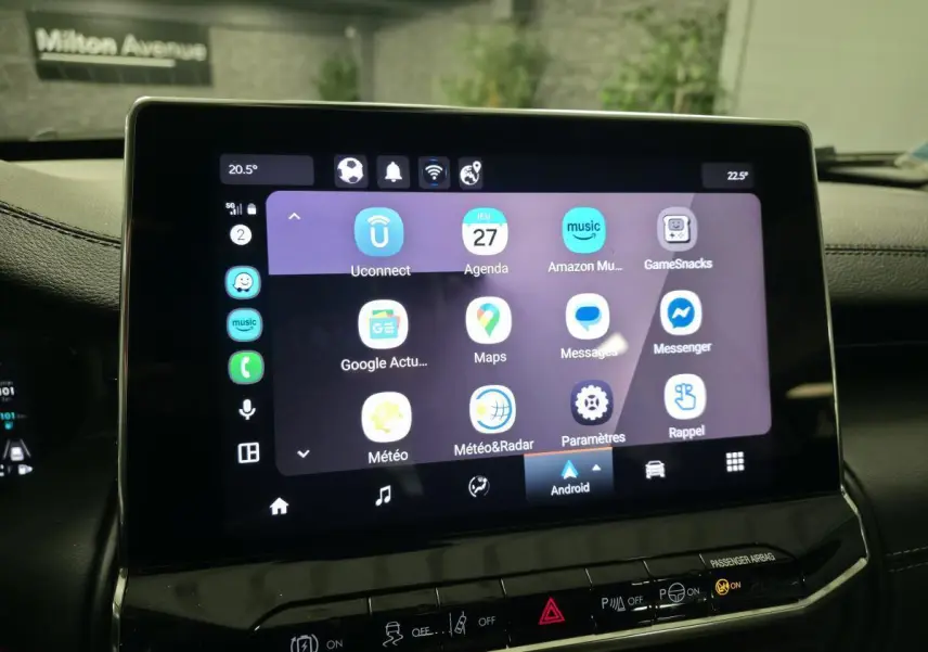 Écran tactile central du Jeep Compass 2024 montrant l'interface Android Auto en intérieur noir.