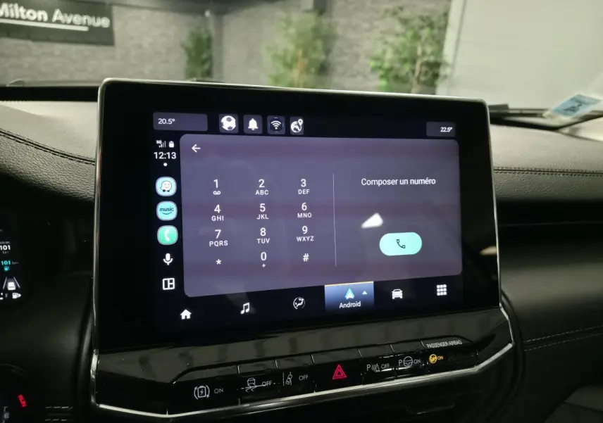 Écran tactile central du Jeep Compass blanc 2024, vue intérieure frontale avec interface Android Auto affichée.