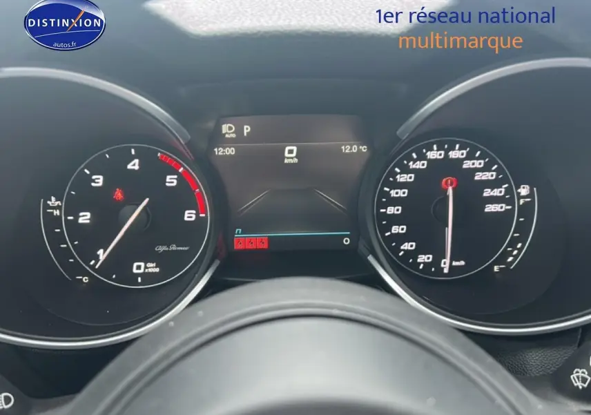Vue rapprochée du tableau de bord noir de l'Alfa Romeo Stelvio avec compte-tours et vitesse digitale à l'arrêt.