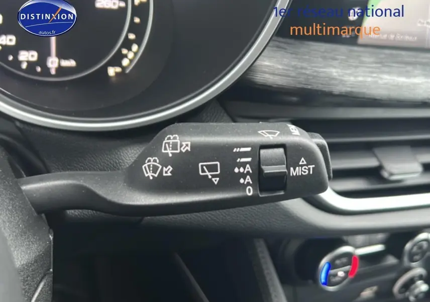 Gros plan sur la commande d’essuie-glace côté gauche du tableau de bord d’un Alfa Romeo Stelvio gris Vesuvio.