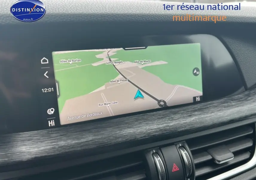 Écran tactile GPS couleur intégré au tableau de bord d’un Alfa Romeo Stelvio gris Vesuvio, vue intérieure frontale.