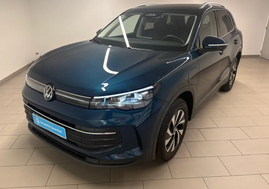 Volkswagen Tiguan 1.5 eHybrid Nightshade Blue en 3/4 avant droit, avec peinture métallisée et jantes spécifiques.
