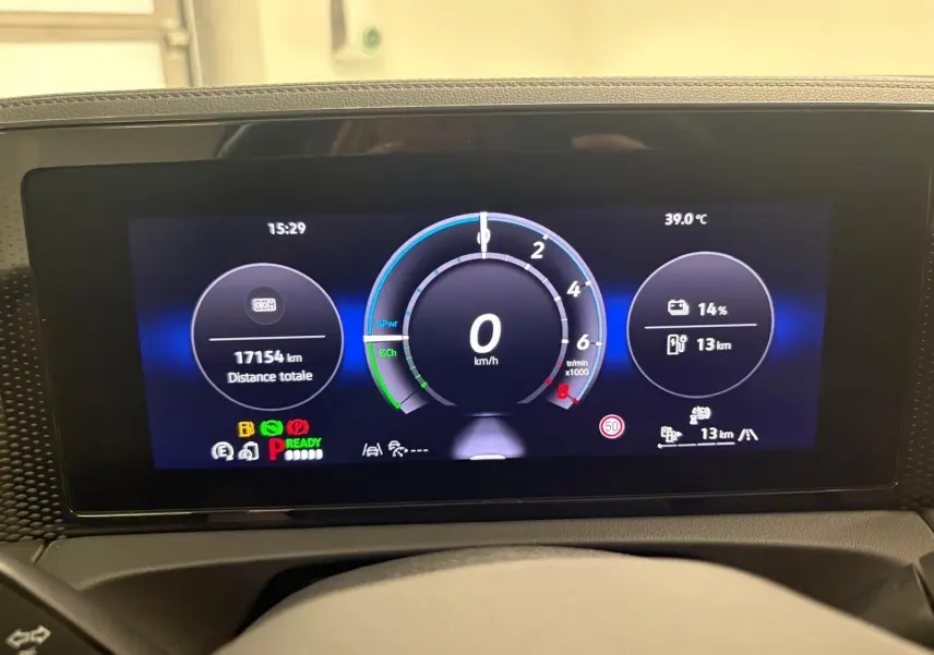 Tableau de bord numérique du Volkswagen Tiguan 1.5 eHybrid 2025 affichant vitesse, autonomie batterie et température extérieure.