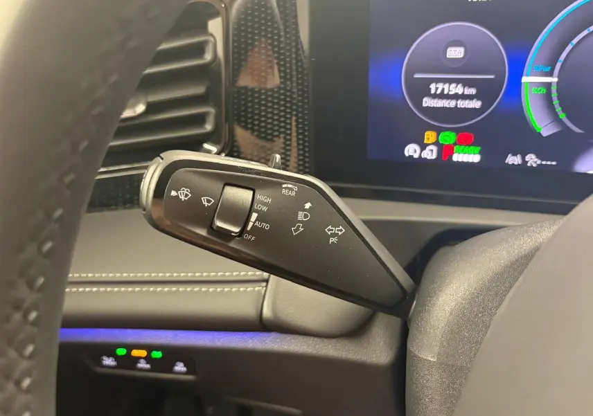 Gros plan sur la commande d’essuie-glace à gauche du volant dans un Volkswagen Tiguan Nightshade Blue 2025.