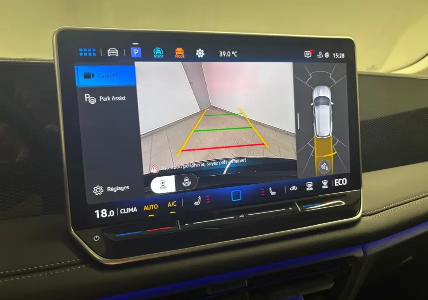 Écran tactile intérieur du Volkswagen Tiguan 2025 montrant la caméra de recul et l'assistance au stationnement.