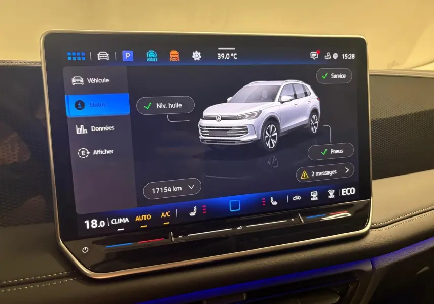 Écran tactile central affichant le statut du Volkswagen Tiguan 2025 en vue 3/4 avant, interface moderne et claire.