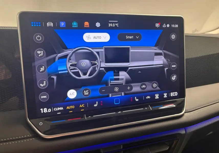 Écran tactile central du Volkswagen Tiguan 2025 affichant les commandes climatisation et sièges chauffants.