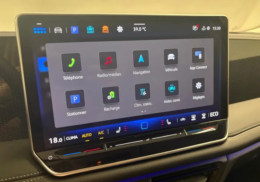 Écran tactile central du Volkswagen Tiguan 1.5 eHybrid 2025 avec interface multimédia et commandes climatisation intégrées.