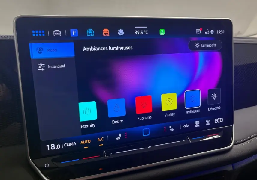Écran tactile central du Volkswagen Tiguan 2025 affichant les options d'ambiances lumineuses colorées.