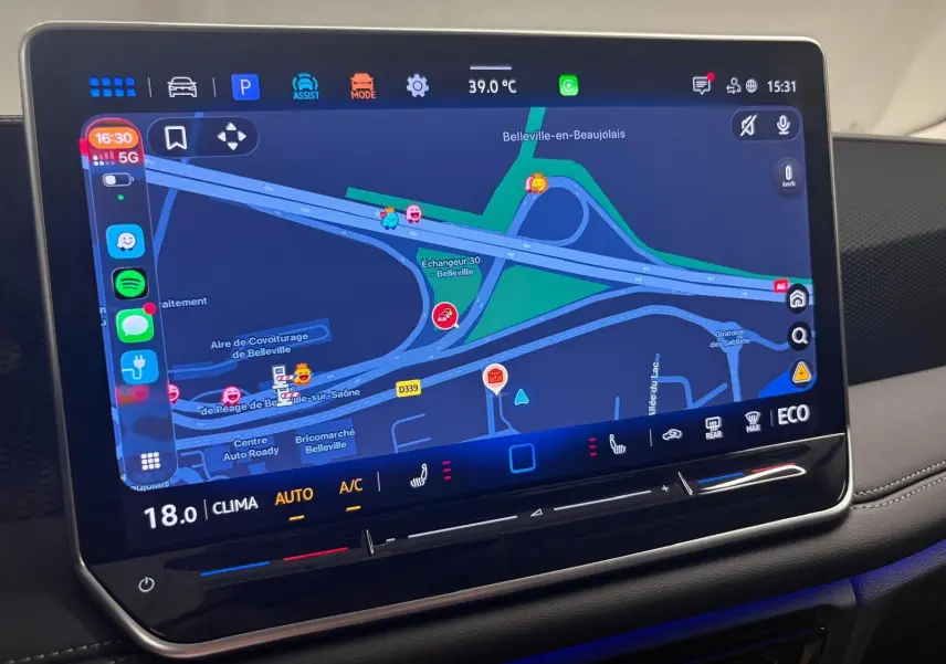 Écran tactile central du Volkswagen Tiguan 2025 affichant la navigation avec interface moderne et commandes climatisation intégrées.
