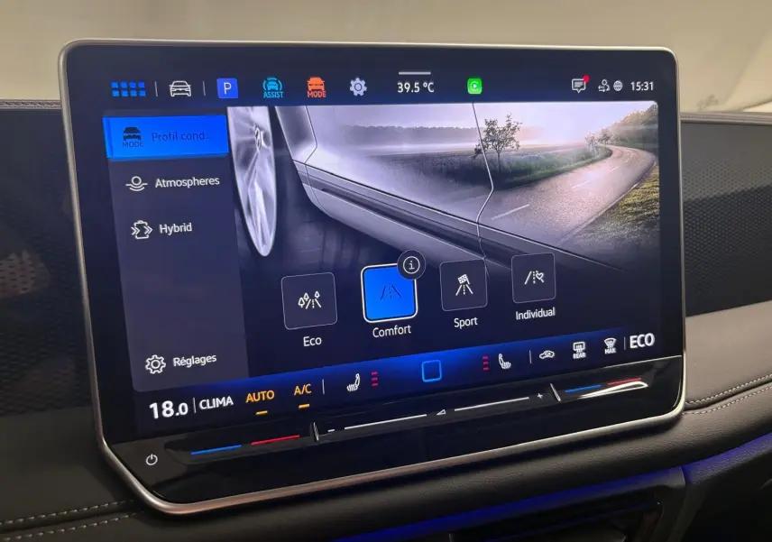 Écran tactile central du Volkswagen Tiguan 2025 affichant les modes de conduite et la température intérieure.