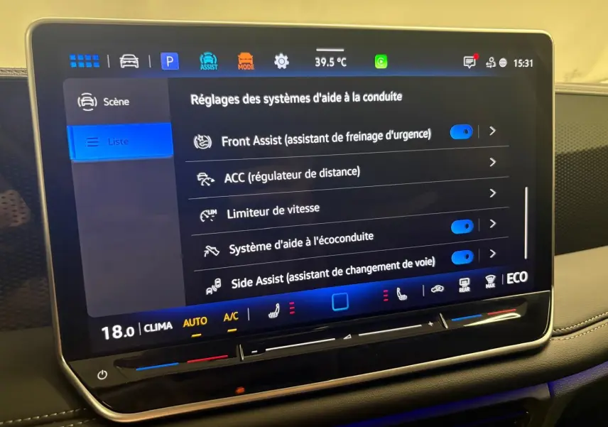 Écran tactile central du Volkswagen Tiguan 2025 affichant les réglages des aides à la conduite, avec commandes climatisation en dessous.