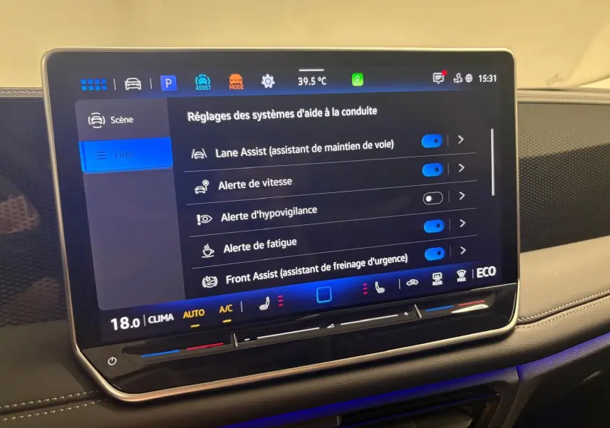 Écran tactile central du Volkswagen Tiguan 2025 affichant les réglages des aides à la conduite dans l'habitacle.
