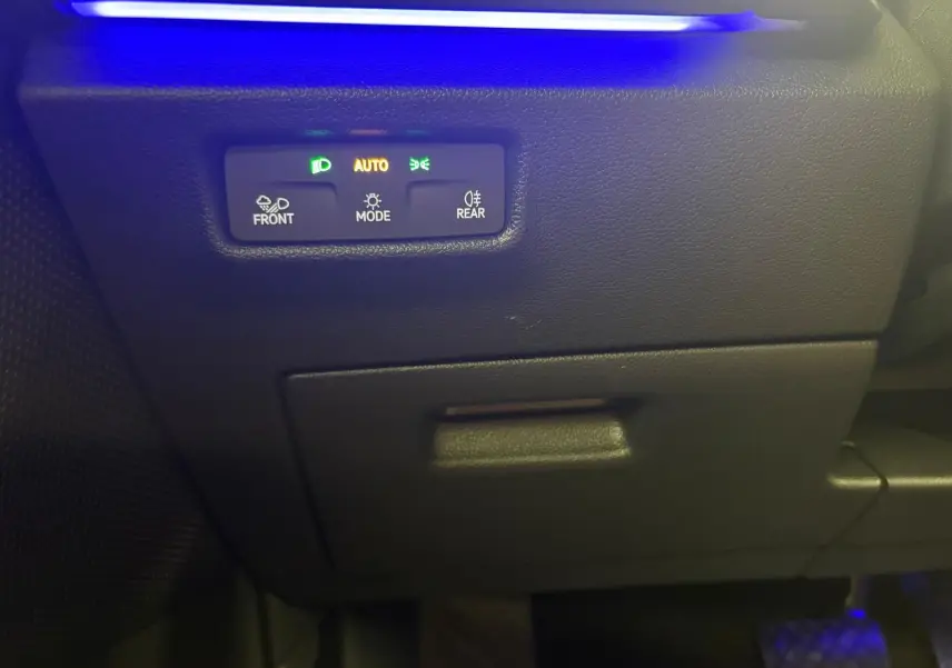 Gros plan sur le tableau de bord côté conducteur du Volkswagen Tiguan 1.5 eHybrid, avec commandes d’éclairage activées.
