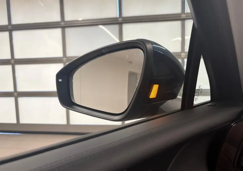 Rétroviseur extérieur droit du Volkswagen Tiguan 1.5 eHybrid Nightshade Blue avec clignotant orange allumé, vue intérieure.