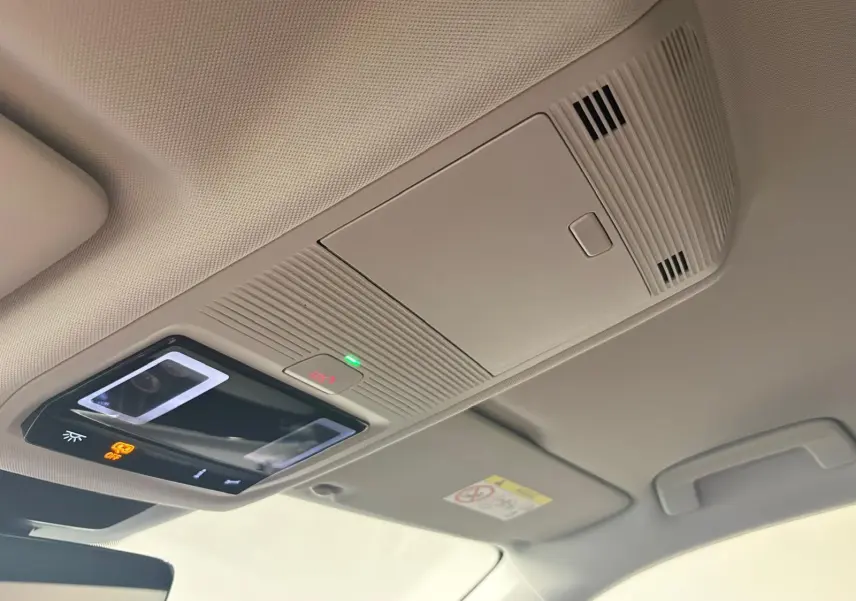 Plafonnier intérieur avec commandes d’éclairage et micro, vue en légère contre-plongée dans un Volkswagen Tiguan 2025.