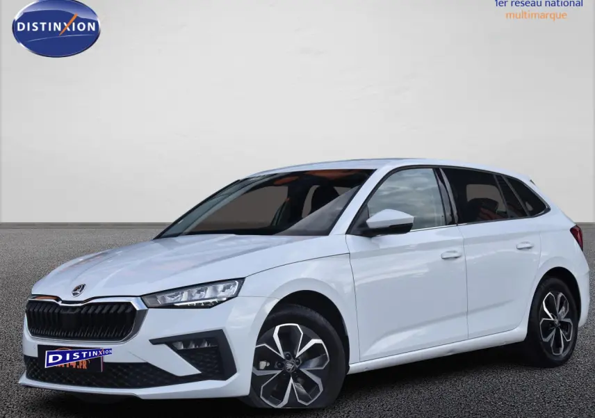 Vue 3/4 avant d'une Skoda Scala blanc glacier avec jantes alliage 16 pouces et calandre noire distinctive.