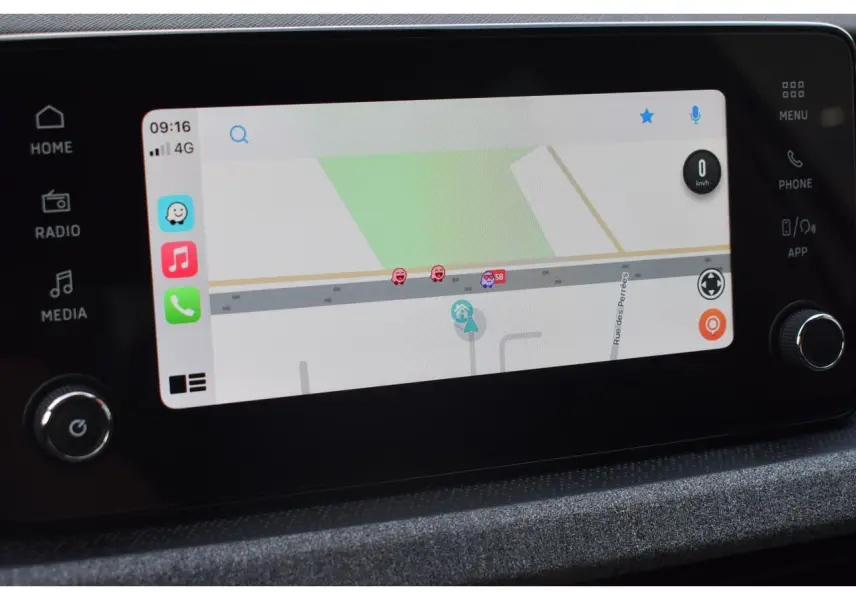 Écran tactile central de la Skoda Scala blanc glacier affichant la navigation avec Apple CarPlay.