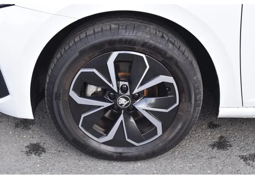 Gros plan sur la jante alliage 16 pouces Cortadero Aero noire et argentée de la Skoda Scala blanc glacier, côté gauche.