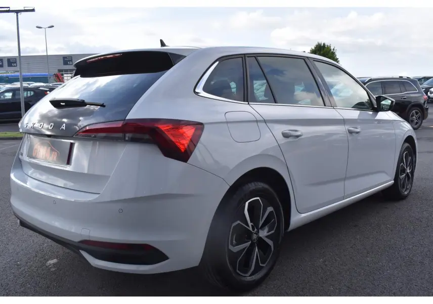 Vue 3/4 arrière droite d'une Skoda Scala blanc glacier avec jantes alliage et feux arrière LED à défilement.