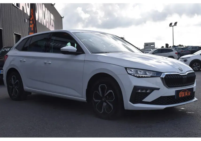 Vue 3/4 avant gauche d'une Skoda Scala blanc glacier avec jantes alliage et calandre noire distinctive.