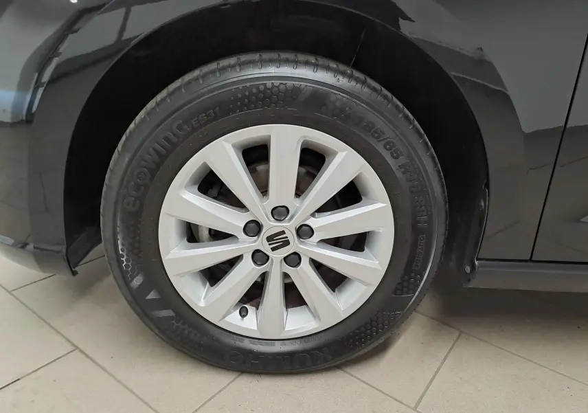 Gros plan sur la roue avant droite d'une SEAT Ibiza 2024 noir minuit avec jante alliage argentée et pneu Ecowing.