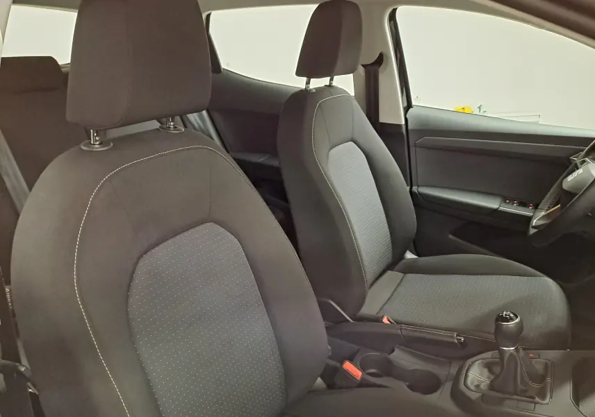 Vue intérieure côté droit montrant les sièges noirs et la boîte manuelle d'une SEAT Ibiza 2024.