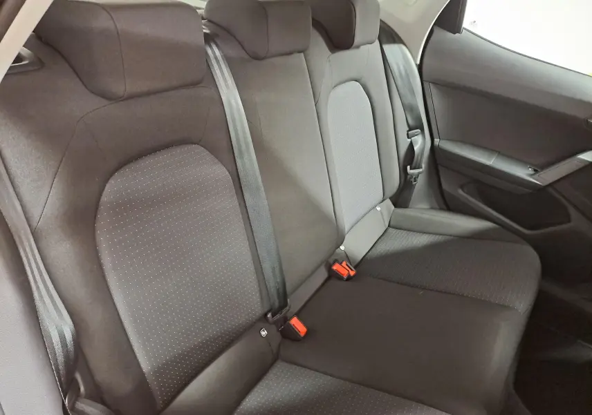 Vue intérieure côté droit des sièges arrière noirs avec ceinture de sécurité et appuie-têtes du SEAT Ibiza 2024.