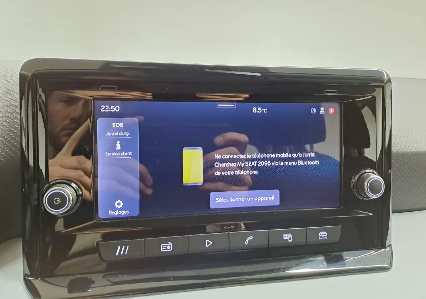 Écran tactile central du tableau de bord de la SEAT IBIZA 2024, avec interface Bluetooth et commandes tactiles.