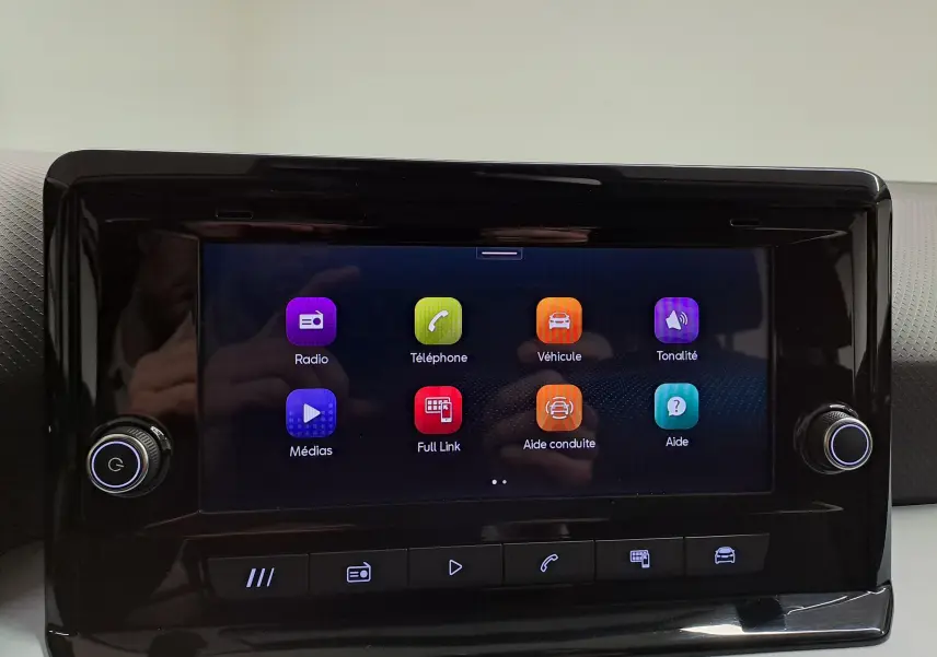 Écran tactile central du tableau de bord de la SEAT Ibiza 2024, affichant les icônes des fonctions multimédia et véhicule.