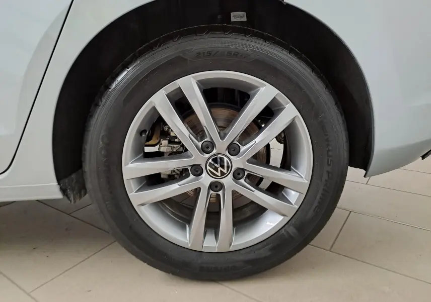 Gros plan sur la roue avant droite argentée du Volkswagen Touran 2025 avec jante alliage et peinture métallisée Argent Dolomite.