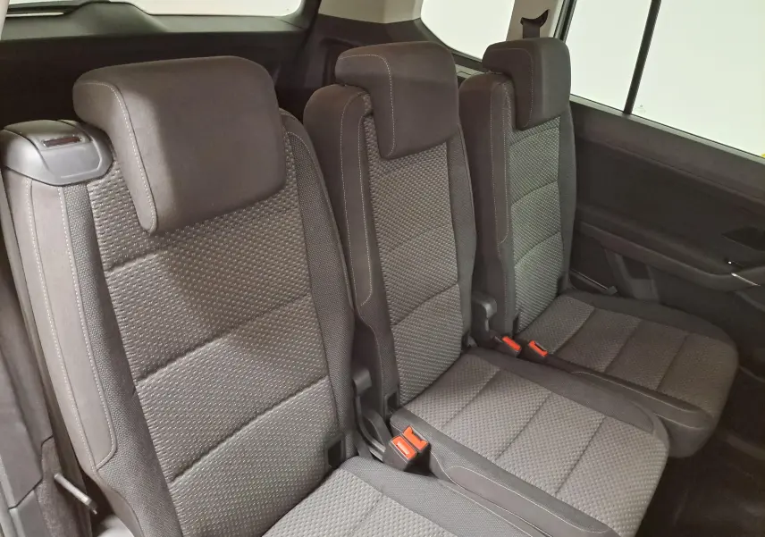 Vue intérieure des sièges arrière en tissu gris du Volkswagen Touran 2025, version 7 places, côté droit.