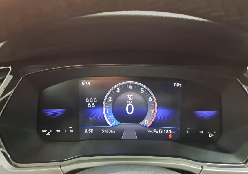 Tableau de bord numérique du Volkswagen Touran 2025 affichant la vitesse à 0 km/h et la température extérieure à 7°C.