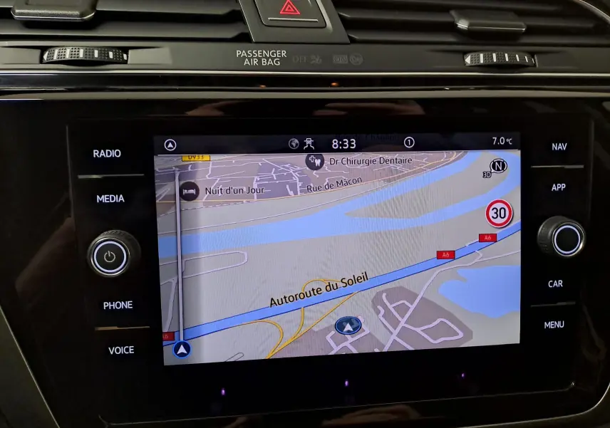 Vue rapprochée de l’écran tactile du GPS du Volkswagen Touran 2025 affichant une carte avec l’Autoroute du Soleil.