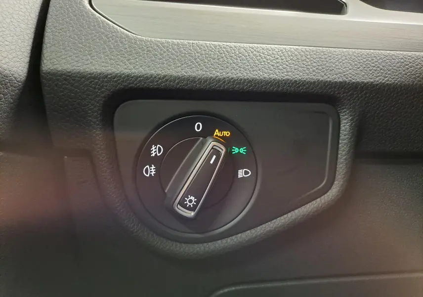 Gros plan sur le bouton de commande des phares du Volkswagen Touran 2025, avec éclairage automatique activé.