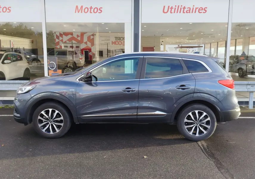 Profil droit d’un Renault Kadjar gris Titanium 2021, soulignant ses jantes bi-ton et lignes fluides.