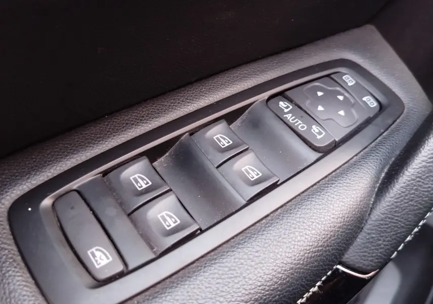 Gros plan sur les commandes des vitres électriques et des rétroviseurs côté conducteur du Renault Kadjar 1.3 TCe 140ch gris Titanium.