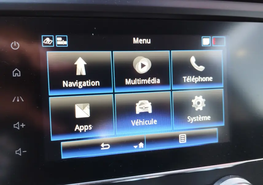 Écran tactile central du Renault Kadjar 2021 affichant le menu principal avec options Navigation, Multimédia, Téléphone, Apps, Véhicule et Système.