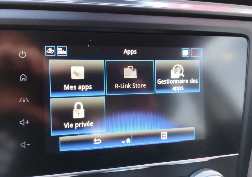Écran tactile central du Renault Kadjar 1.3 TCe 140ch 2021 affichant le menu des applications avec options de confidentialité.