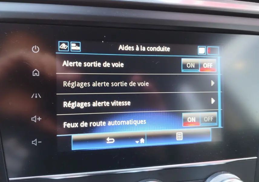 Écran tactile intérieur du Renault Kadjar 2021 affichant les réglages des aides à la conduite, vue frontale rapprochée.