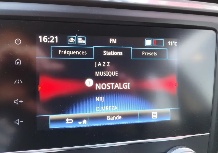 Écran central tactile du Renault Kadjar 1.3 TCe 140ch 2021 affichant les stations FM avec sélection sur Nostalgie.