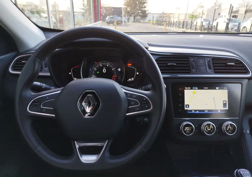 Vue intérieure centrée sur le volant noir du Renault Kadjar 1.3 TCe 140ch 2021 avec écran tactile et commandes au volant.