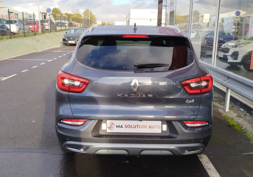 Vue arrière d'un Renault Kadjar gris titanium 2021 avec feux LED et badge 4x4 visible sur un parking.