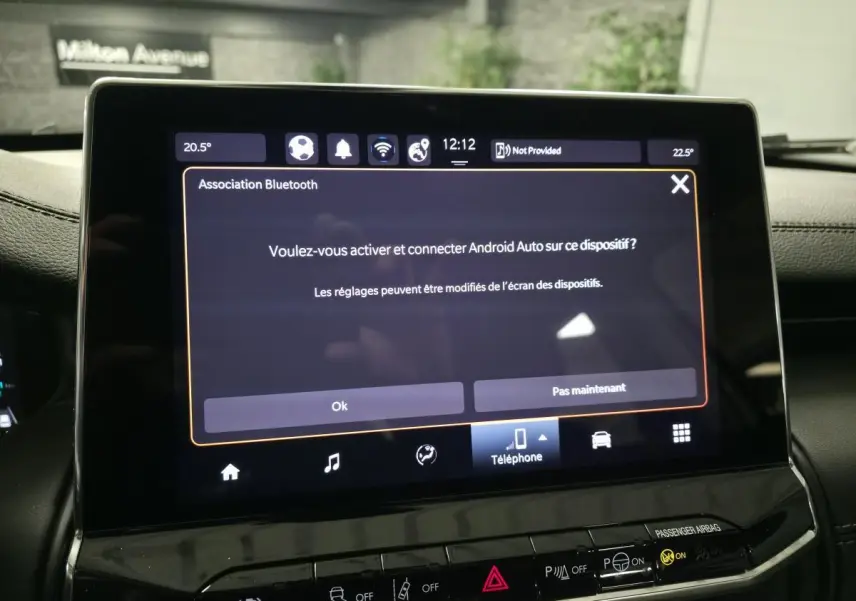 Écran tactile central du tableau de bord d'une Jeep Compass 2024 affichant une demande de connexion Android Auto.