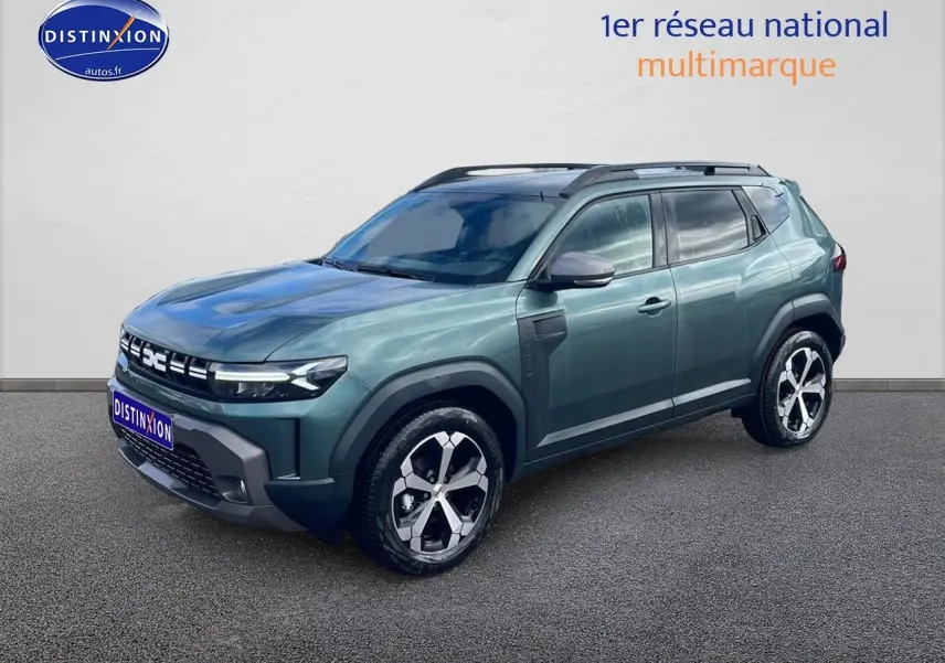 Vue 3/4 avant d'un Dacia Duster 2026 vert cèdre avec jantes alu et barres de toit noires.